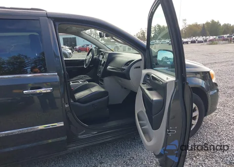 2011 Chrysler Town & Country Touring-L z USA, uszkodzony, nr VIN 2A4RR8DG2BR780699